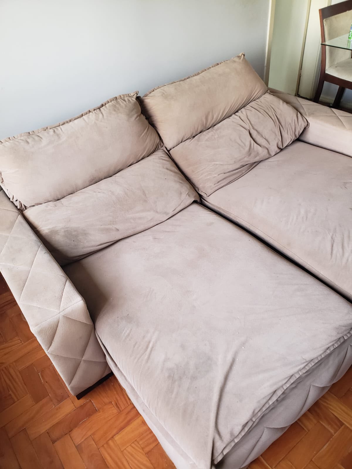 Sofá retrátil em suede — antes