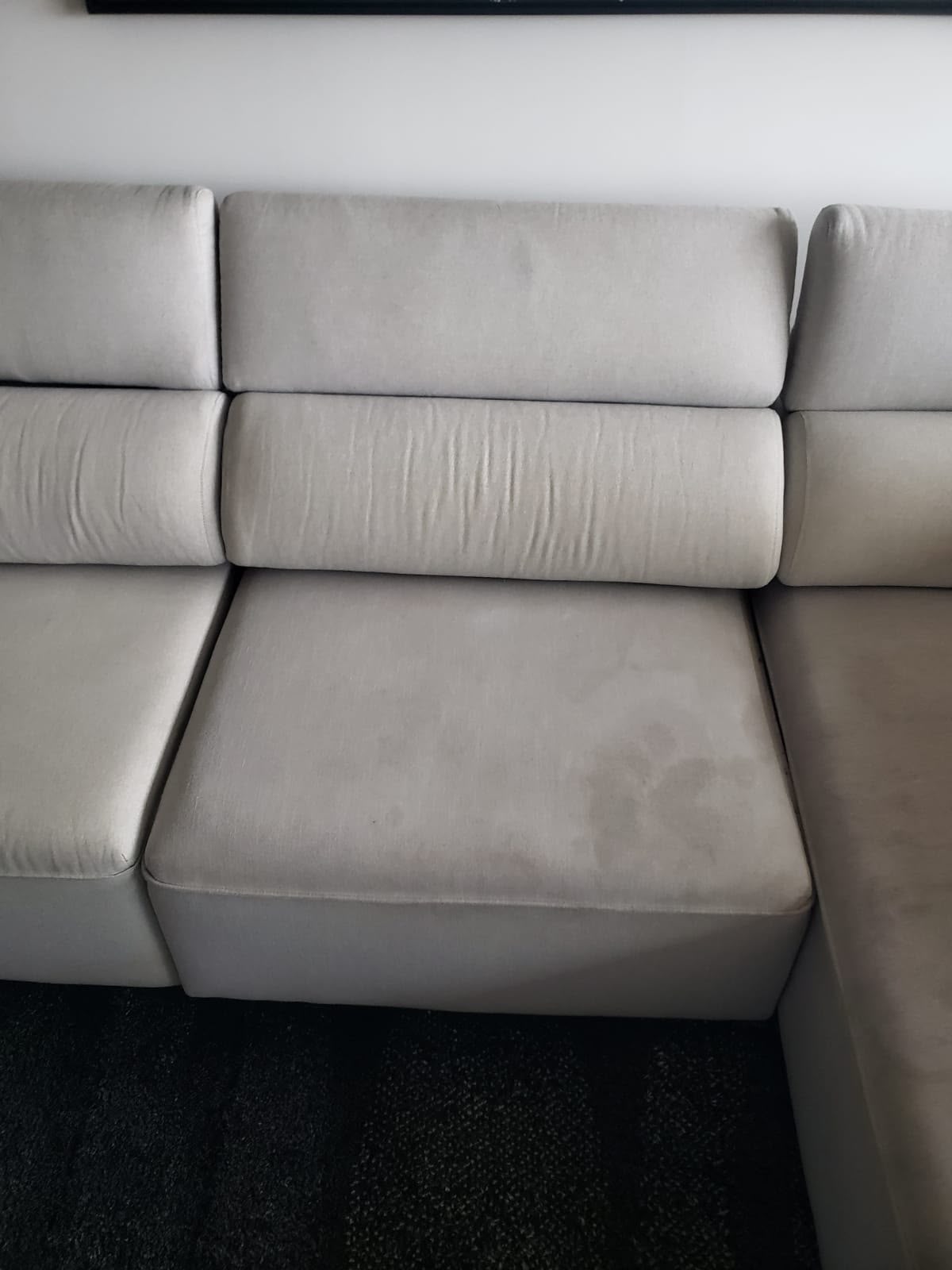 Sofá com manchas antes da higienização