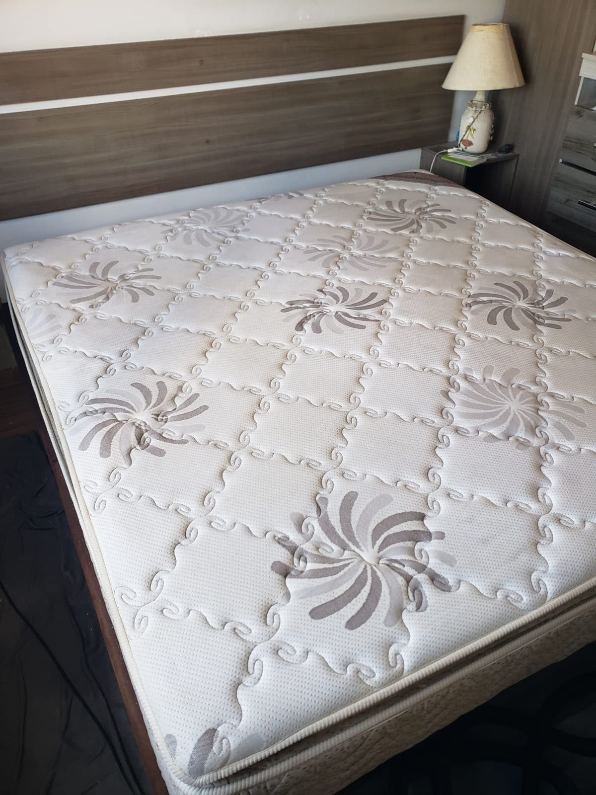 Cama de casal com colchão manchado — depois