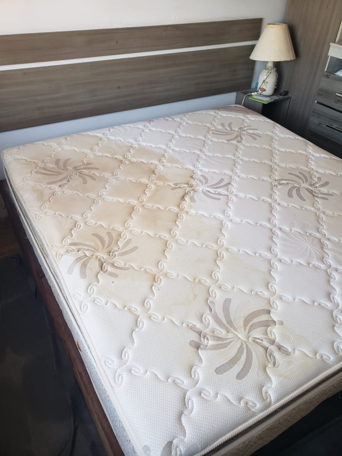Cama de casal com colchão manchado — antes